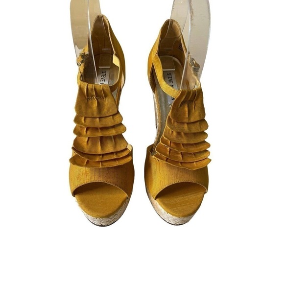 Steve Madden Valour Ruffle Sandals Weave Wedge Shoes Size 7.5 Mustard Buckle - Picture 2 of 9